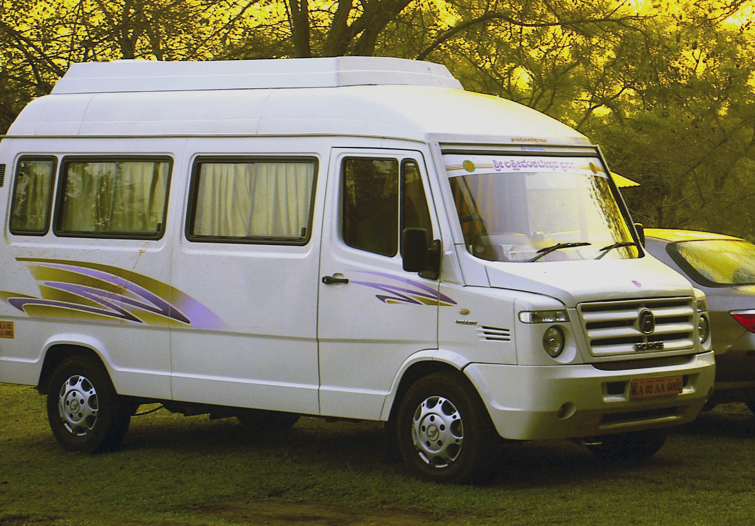 10 Seater Maharaja Luxury Force Tempo Traveller